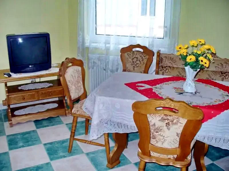  Cazare | Cabană (K0513-5) Imaginea poate fi supusă drepturilor de autor. Se recomandă contactarea titularului drepturilor.