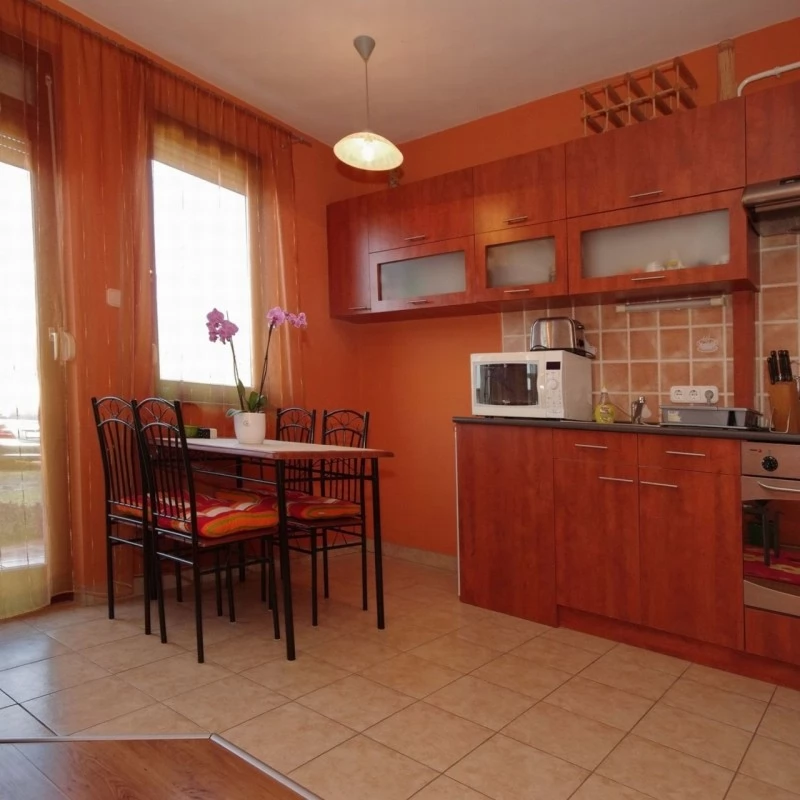Szállás Gyula / Hellasz Apartman. A kép szerzői jogvédelem alatt állhat. Javasolt a kapcsolatfelvétel a jog tulajdonossal.