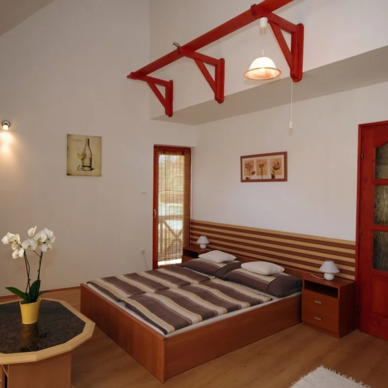 Szállás Gyula / Hellasz Apartman. A kép szerzői jogvédelem alatt állhat. Javasolt a kapcsolatfelvétel a jog tulajdonossal.