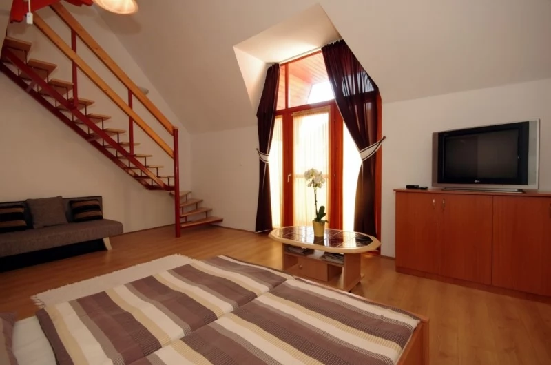 Szállás Gyula / Hellasz Apartman. A kép szerzői jogvédelem alatt állhat. Javasolt a kapcsolatfelvétel a jog tulajdonossal.