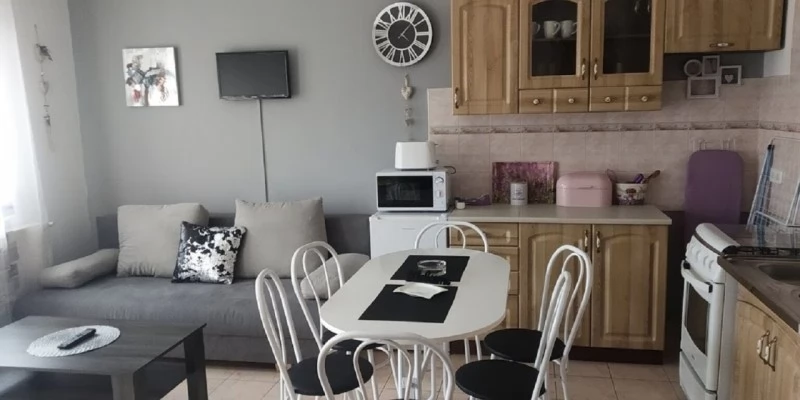 Szállás Gyula / Hellasz Apartman. A kép szerzői jogvédelem alatt állhat. Javasolt a kapcsolatfelvétel a jog tulajdonossal.