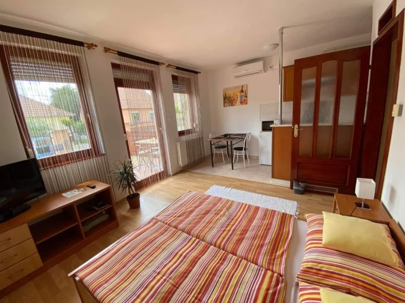 Szállás Gyula / Hellasz Apartman. A kép szerzői jogvédelem alatt állhat. Javasolt a kapcsolatfelvétel a jog tulajdonossal.