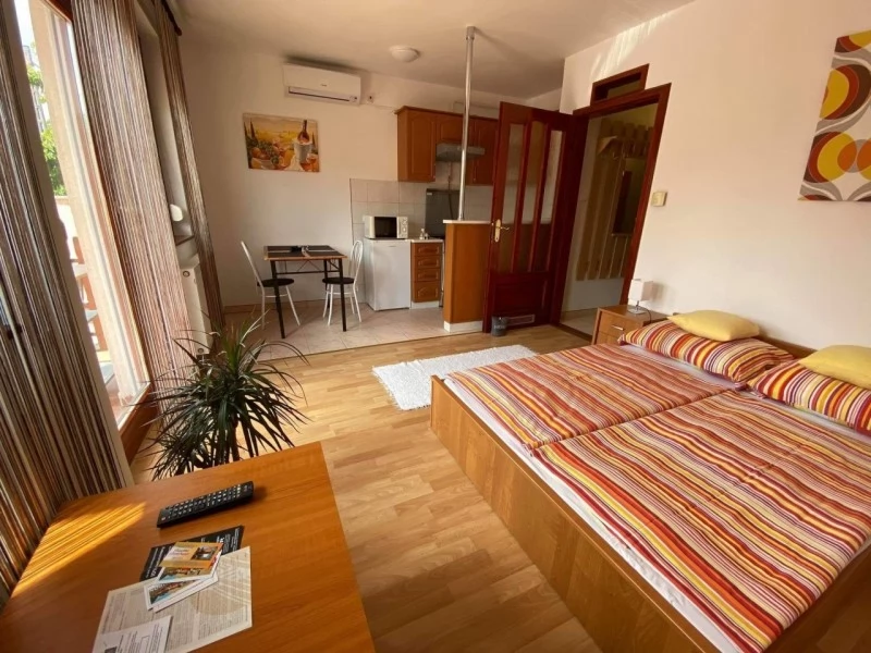 Szállás Gyula / Hellasz Apartman. A kép szerzői jogvédelem alatt állhat. Javasolt a kapcsolatfelvétel a jog tulajdonossal.