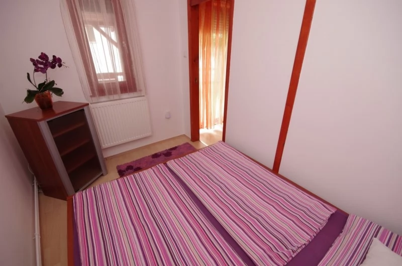 Szállás Gyula / Hellasz Apartman. A kép szerzői jogvédelem alatt állhat. Javasolt a kapcsolatfelvétel a jog tulajdonossal.