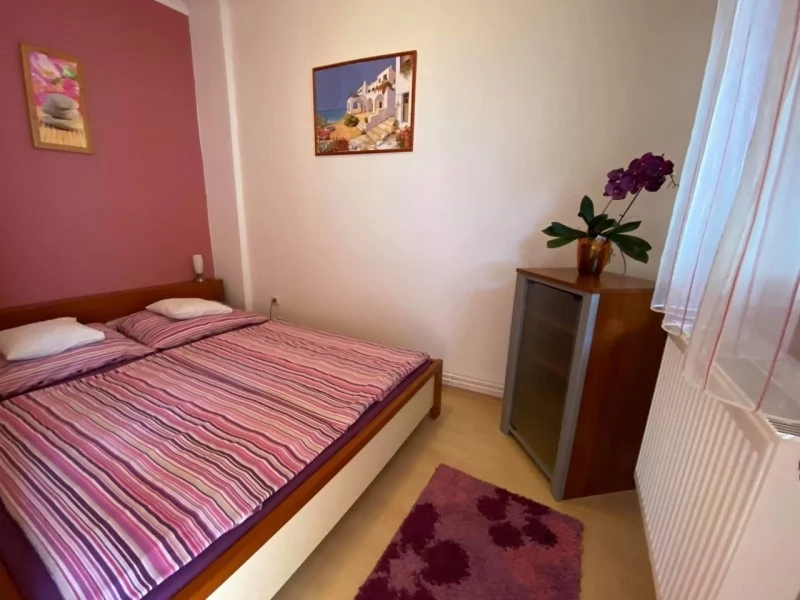 Szállás Gyula / Hellasz Apartman. A kép szerzői jogvédelem alatt állhat. Javasolt a kapcsolatfelvétel a jog tulajdonossal.