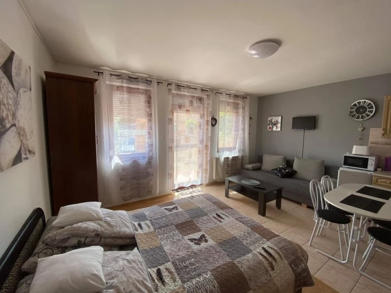 Szállás Gyula / Hellasz Apartman. A kép szerzői jogvédelem alatt állhat. Javasolt a kapcsolatfelvétel a jog tulajdonossal.