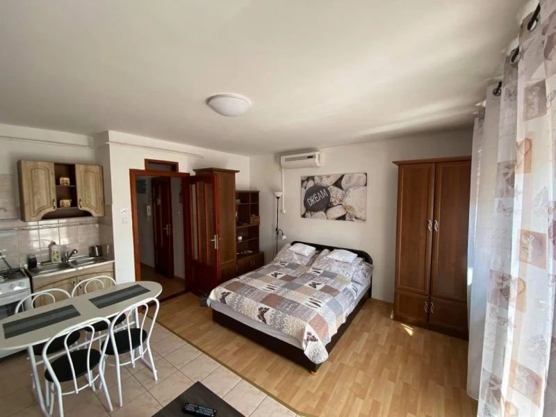 Szállás Gyula / Hellasz Apartman. A kép szerzői jogvédelem alatt állhat. Javasolt a kapcsolatfelvétel a jog tulajdonossal.