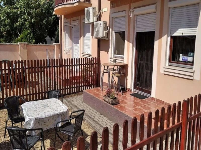 Szállás Gyula / Hellasz Apartman. A kép szerzői jogvédelem alatt állhat. Javasolt a kapcsolatfelvétel a jog tulajdonossal.