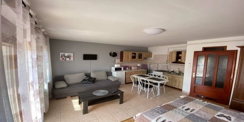 Szállás Gyula / Hellasz Apartman. A kép szerzői jogvédelem alatt állhat. Javasolt a kapcsolatfelvétel a jog tulajdonossal.