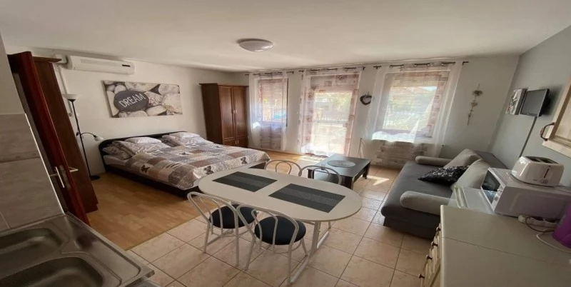 Szállás Gyula / Hellasz Apartman. A kép szerzői jogvédelem alatt állhat. Javasolt a kapcsolatfelvétel a jog tulajdonossal.