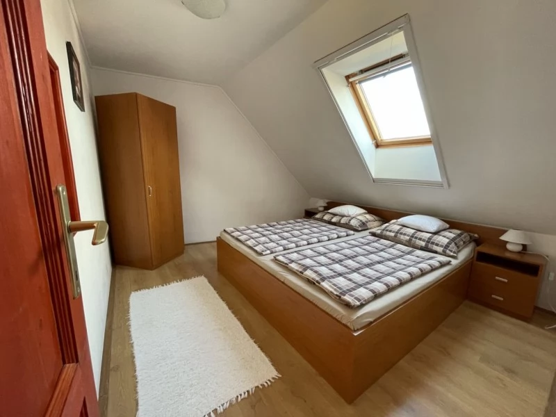 Szállás Gyula / Hellasz Apartman. A kép szerzői jogvédelem alatt állhat. Javasolt a kapcsolatfelvétel a jog tulajdonossal.