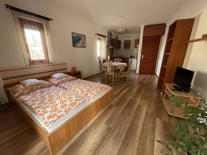 Szállás Gyula / Hellasz Apartman. A kép szerzői jogvédelem alatt állhat. Javasolt a kapcsolatfelvétel a jog tulajdonossal.