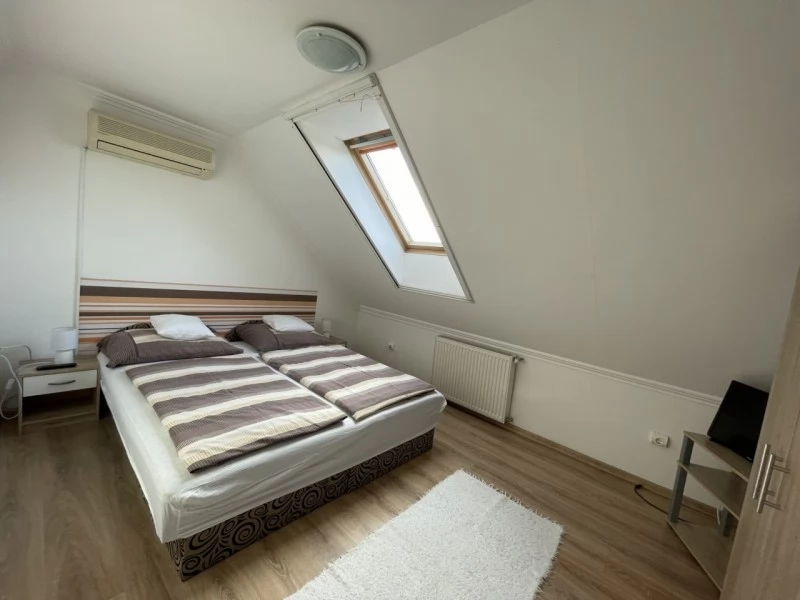 Szállás Gyula / Hellasz Apartman. A kép szerzői jogvédelem alatt állhat. Javasolt a kapcsolatfelvétel a jog tulajdonossal.