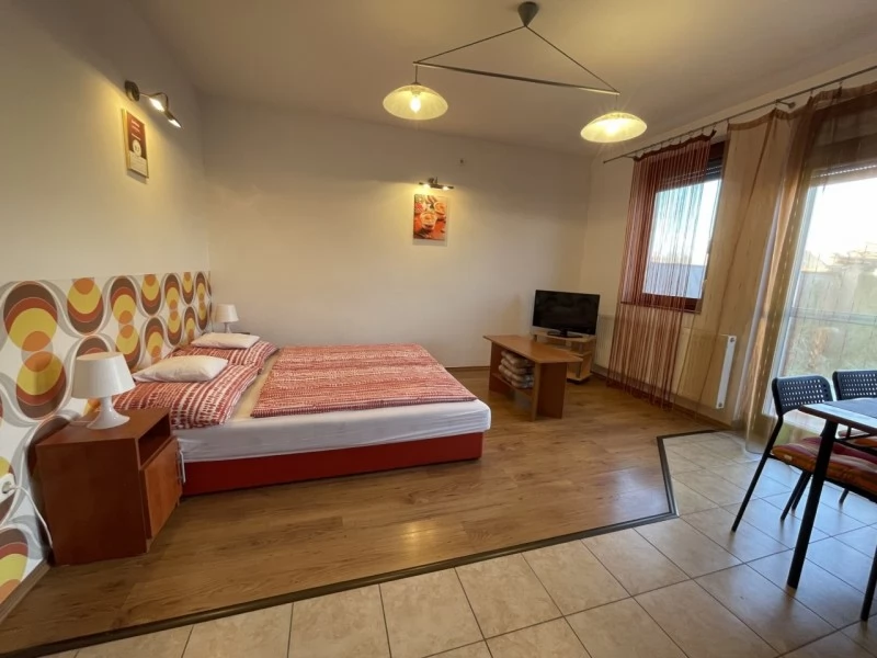 Szállás Gyula / Hellasz Apartman. A kép szerzői jogvédelem alatt állhat. Javasolt a kapcsolatfelvétel a jog tulajdonossal.