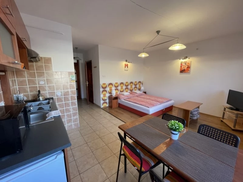 Szállás Gyula / Hellasz Apartman. A kép szerzői jogvédelem alatt állhat. Javasolt a kapcsolatfelvétel a jog tulajdonossal.
