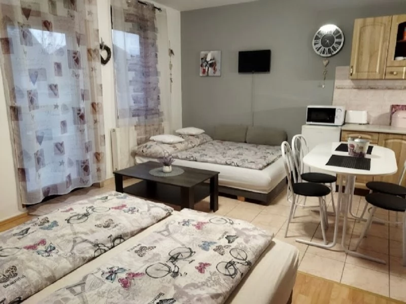 Szállás Gyula / Hellasz Apartman. A kép szerzői jogvédelem alatt állhat. Javasolt a kapcsolatfelvétel a jog tulajdonossal.