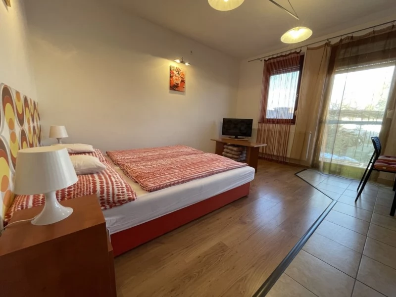 Szállás Gyula / Hellasz Apartman. A kép szerzői jogvédelem alatt állhat. Javasolt a kapcsolatfelvétel a jog tulajdonossal.