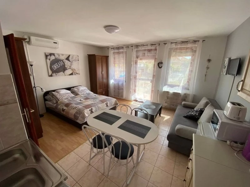 Szállás Gyula / Hellasz Apartman. A kép szerzői jogvédelem alatt állhat. Javasolt a kapcsolatfelvétel a jog tulajdonossal.