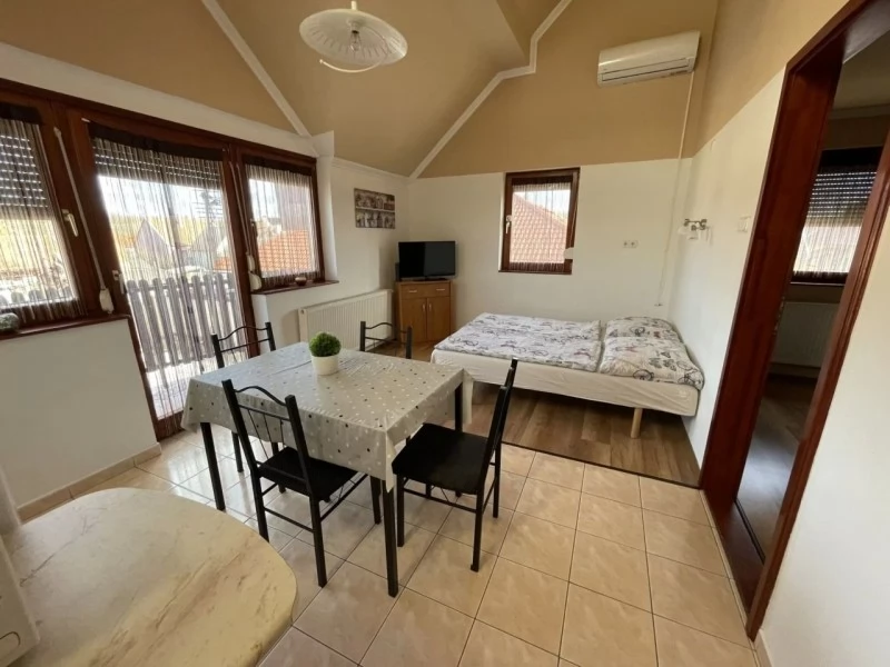 Szállás Gyula / Hellasz Apartman. A kép szerzői jogvédelem alatt állhat. Javasolt a kapcsolatfelvétel a jog tulajdonossal.
