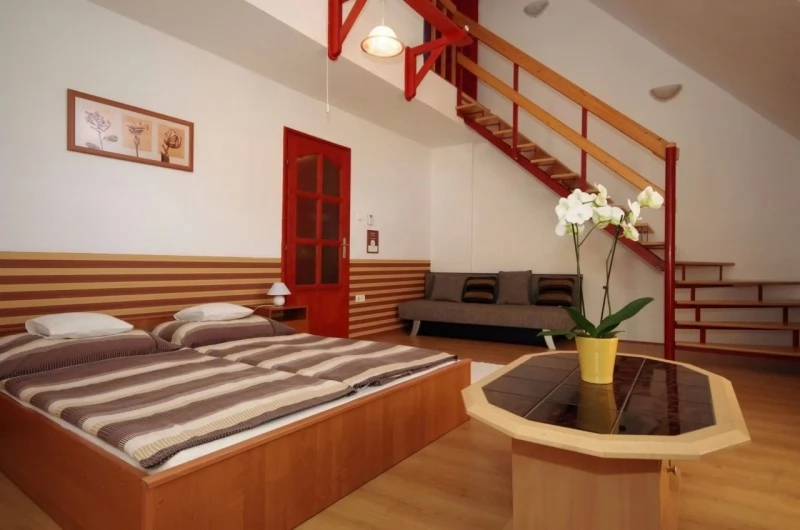Szállás Gyula / Hellasz Apartman. A kép szerzői jogvédelem alatt állhat. Javasolt a kapcsolatfelvétel a jog tulajdonossal.
