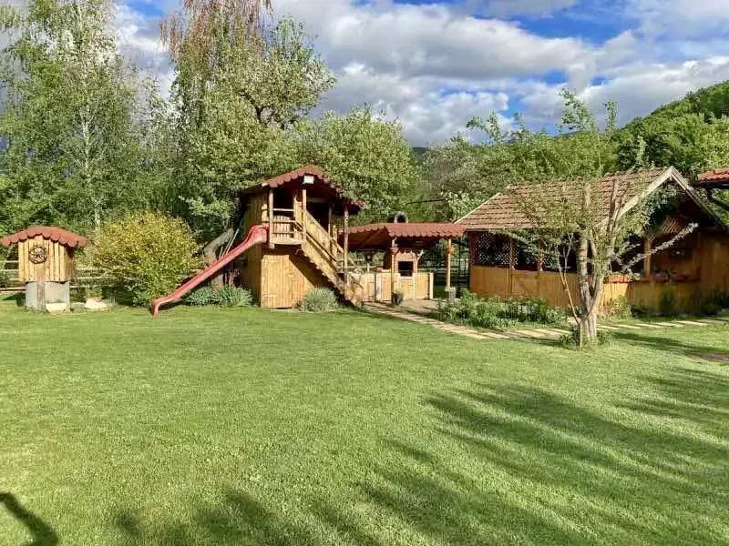 Ampoița Cazare | Sat de vacanță (K1041-19) Imaginea poate fi supusă drepturilor de autor. Se recomandă contactarea titularului drepturilor.