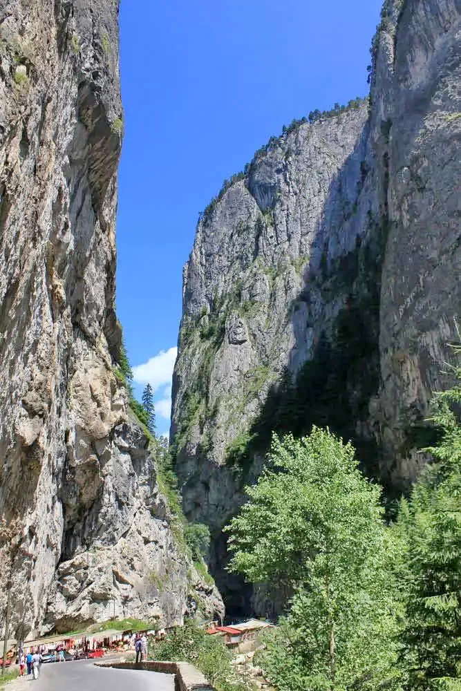 Cazare Lacu Roșu - Casuțele Turist* | Gyilkostó - Turista Faházak*. Imaginea poate fi supusă drepturilor de autor. Se recomandă contactarea titularului drepturilor.