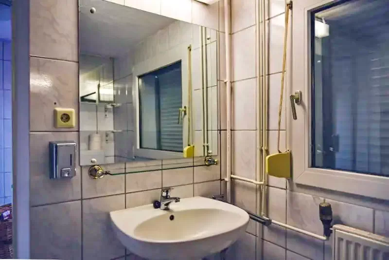 Izvoare Cazare | Cabană (K1252-15) Imaginea poate fi supusă drepturilor de autor. Se recomandă contactarea titularului drepturilor.
