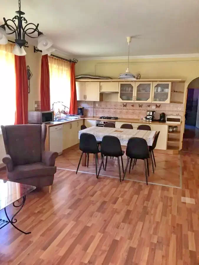  Cazare | Sat de vacanță (K0311-6) Imaginea poate fi supusă drepturilor de autor. Se recomandă contactarea titularului drepturilor.