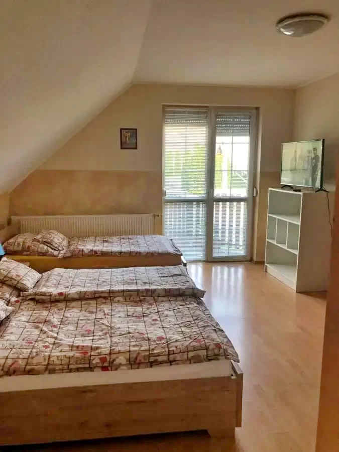  Cazare | Sat de vacanță (K0311-21) Imaginea poate fi supusă drepturilor de autor. Se recomandă contactarea titularului drepturilor.