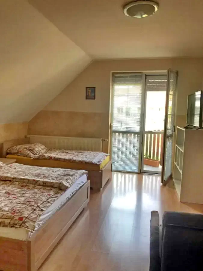  Cazare | Sat de vacanță (K0311-28) Imaginea poate fi supusă drepturilor de autor. Se recomandă contactarea titularului drepturilor.