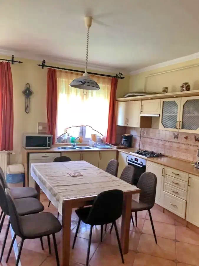  Cazare | Sat de vacanță (K0311-31) Imaginea poate fi supusă drepturilor de autor. Se recomandă contactarea titularului drepturilor.