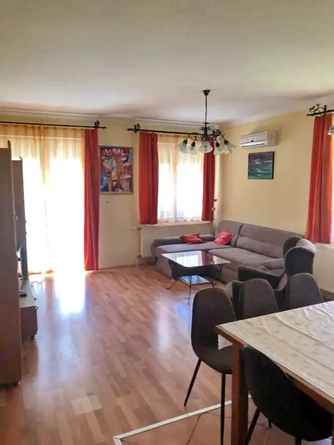  Cazare | Sat de vacanță (K0311-32) Imaginea poate fi supusă drepturilor de autor. Se recomandă contactarea titularului drepturilor.