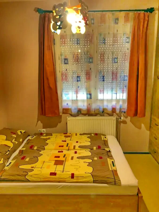  Cazare | Sat de vacanță (K0311-36) Imaginea poate fi supusă drepturilor de autor. Se recomandă contactarea titularului drepturilor.