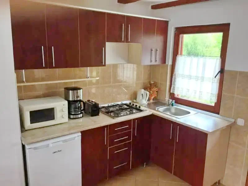 Sovata Cazare | Cabană (K0330-11) Imaginea poate fi supusă drepturilor de autor. Se recomandă contactarea titularului drepturilor.