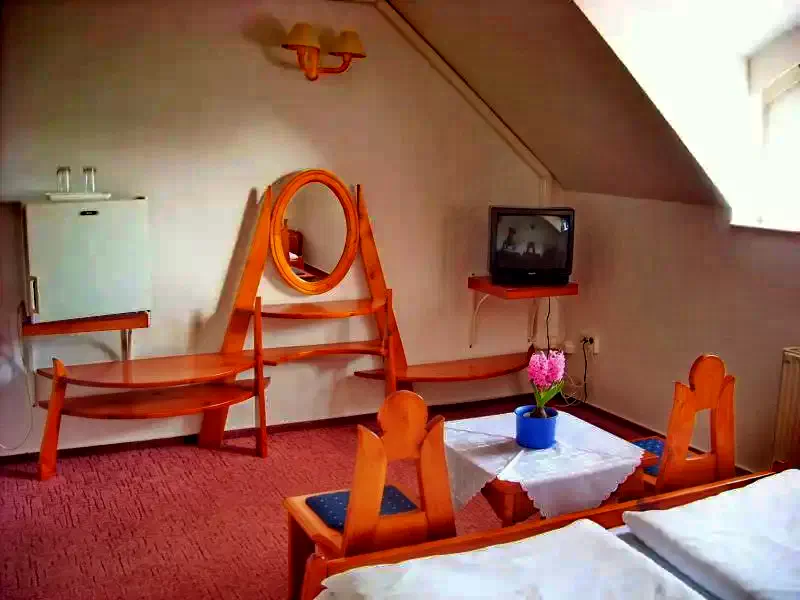 Jula Cazare | Pensiune turistică (K0007-2) Imaginea poate fi supusă drepturilor de autor. Se recomandă contactarea titularului drepturilor.