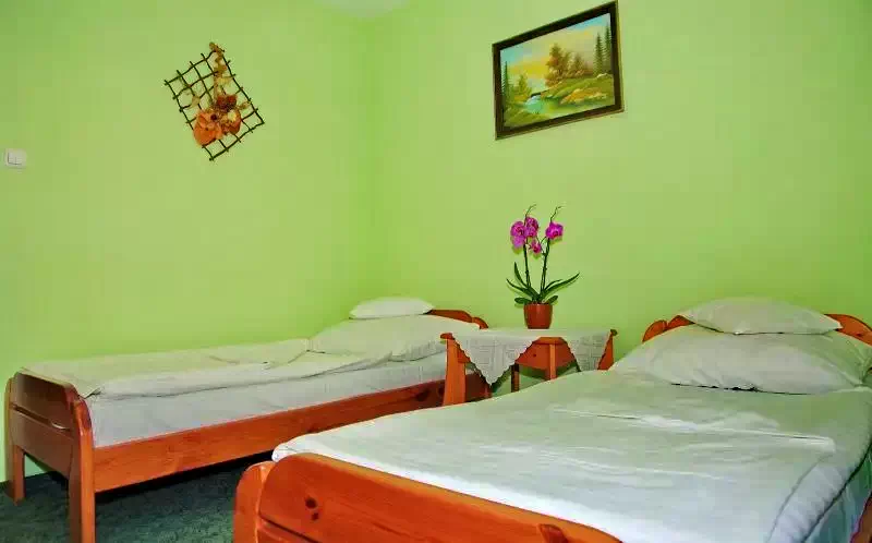 Jula Cazare | Pensiune turistică (K0007-10) Imaginea poate fi supusă drepturilor de autor. Se recomandă contactarea titularului drepturilor.