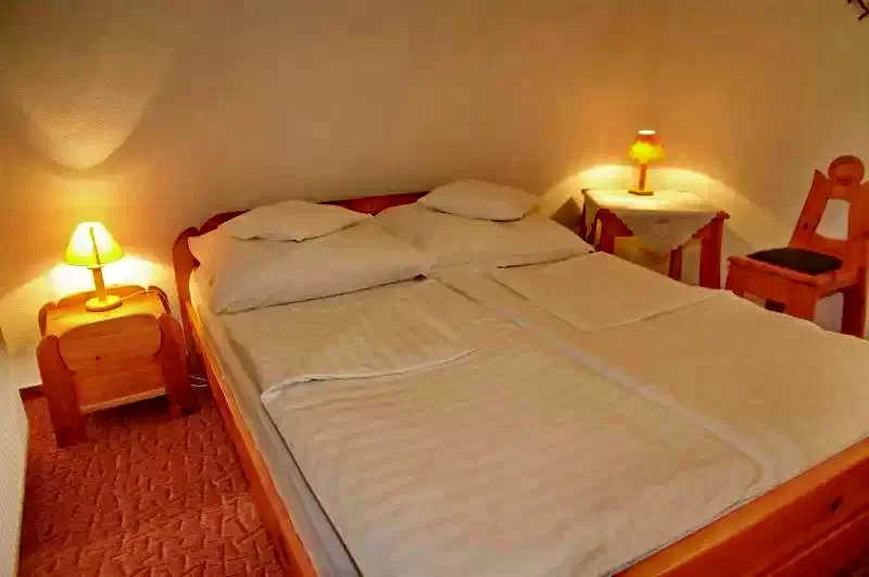 Jula Cazare | Pensiune turistică (K0007-16) Imaginea poate fi supusă drepturilor de autor. Se recomandă contactarea titularului drepturilor.