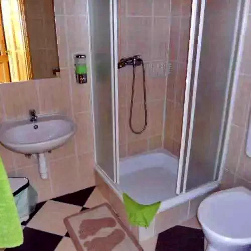  Cazare | Casă de oaspeți (K1009-1) Imaginea poate fi supusă drepturilor de autor. Se recomandă contactarea titularului drepturilor.