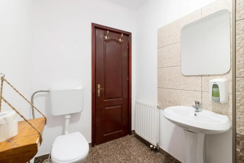 Zernest Szállás | Turisztikai panzió (K1550-24) A kép szerzői jogvédelem alatt állhat. Javasolt a kapcsolatfelvétel a jog tulajdonossal.