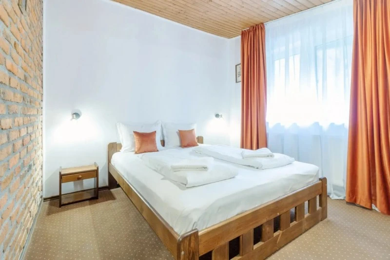 Zernest Szállás | Turisztikai panzió (K1550-50) A kép szerzői jogvédelem alatt állhat. Javasolt a kapcsolatfelvétel a jog tulajdonossal.