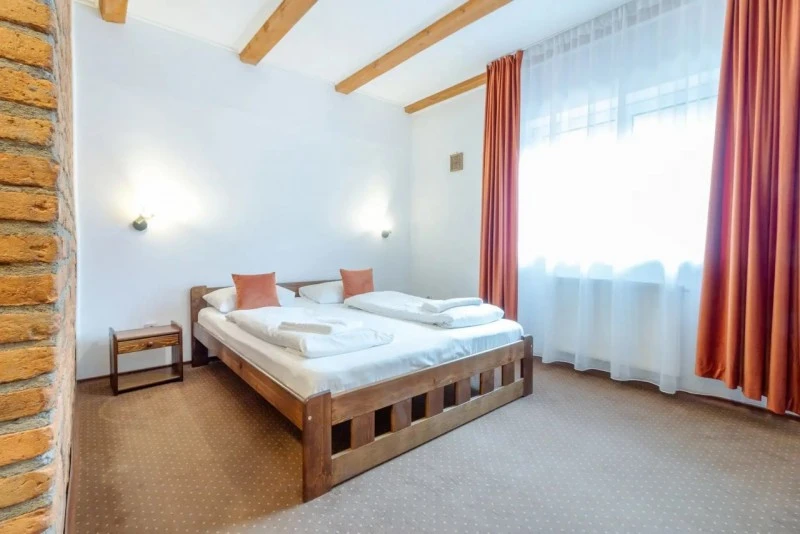 Zărnești Cazare | Pensiune turistică (K1550-54) Imaginea poate fi supusă drepturilor de autor. Se recomandă contactarea titularului drepturilor.