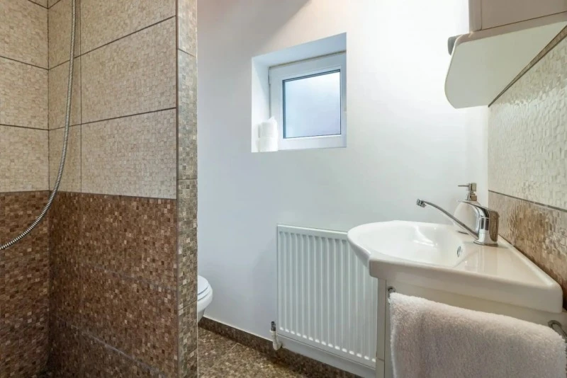 Zernest Szállás | Turisztikai panzió (K1550-88) A kép szerzői jogvédelem alatt állhat. Javasolt a kapcsolatfelvétel a jog tulajdonossal.