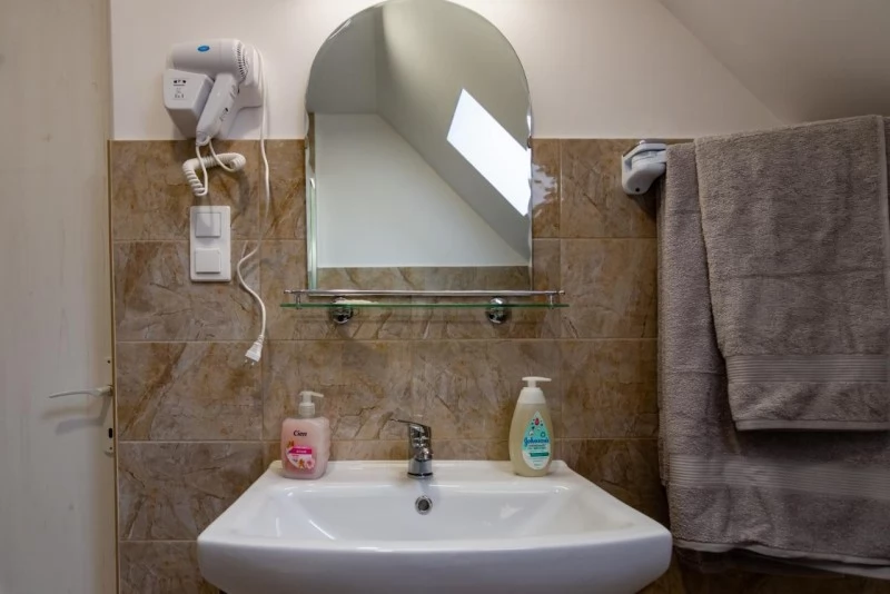 Ciceu Cazare | Motel (K1483-15) Imaginea poate fi supusă drepturilor de autor. Se recomandă contactarea titularului drepturilor.