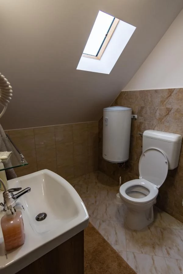 Ciceu Cazare | Motel (K1483-18) Imaginea poate fi supusă drepturilor de autor. Se recomandă contactarea titularului drepturilor.