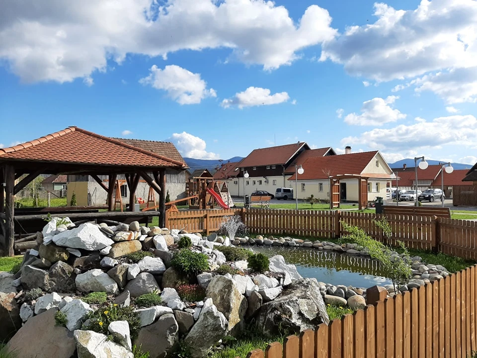 Ciumani Cazare | Motel (K1075-20) Imaginea poate fi supusă drepturilor de autor. Se recomandă contactarea titularului drepturilor.