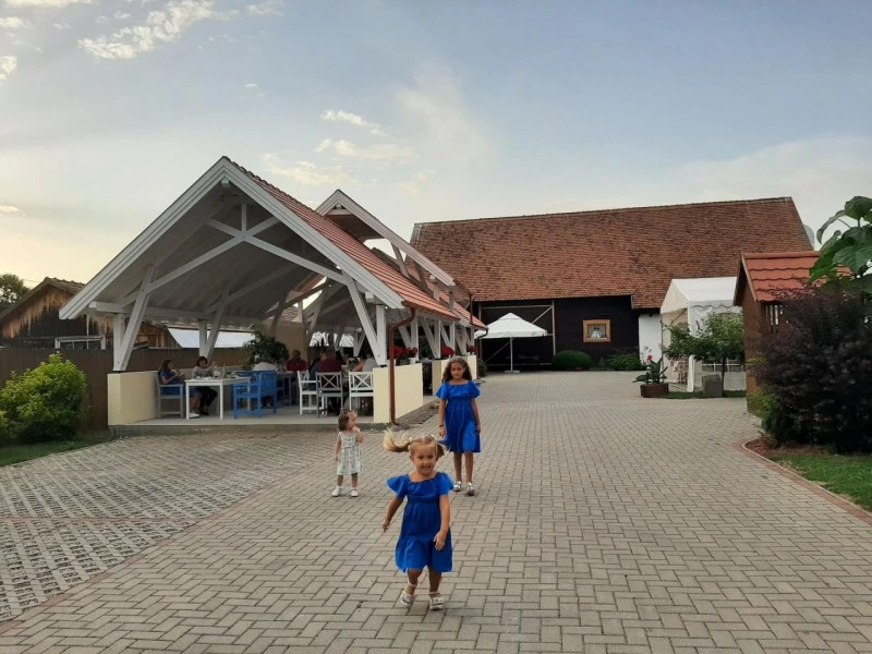 Ciumani Cazare | Motel (K1075-22) Imaginea poate fi supusă drepturilor de autor. Se recomandă contactarea titularului drepturilor.