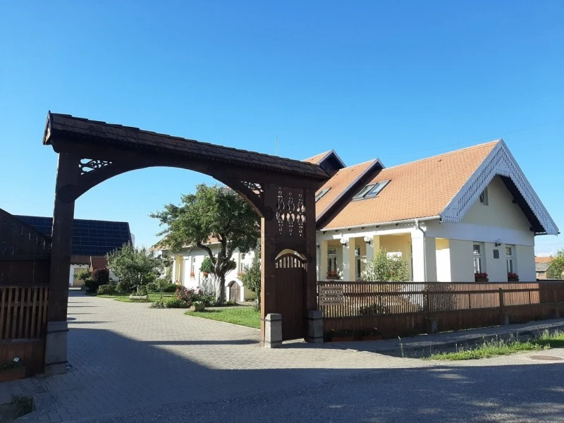 Ciumani Cazare | Motel (K1075-34) Imaginea poate fi supusă drepturilor de autor. Se recomandă contactarea titularului drepturilor.