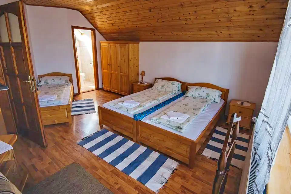 Corund Cazare | Pensiune (K0352-5) Imaginea poate fi supusă drepturilor de autor. Se recomandă contactarea titularului drepturilor.