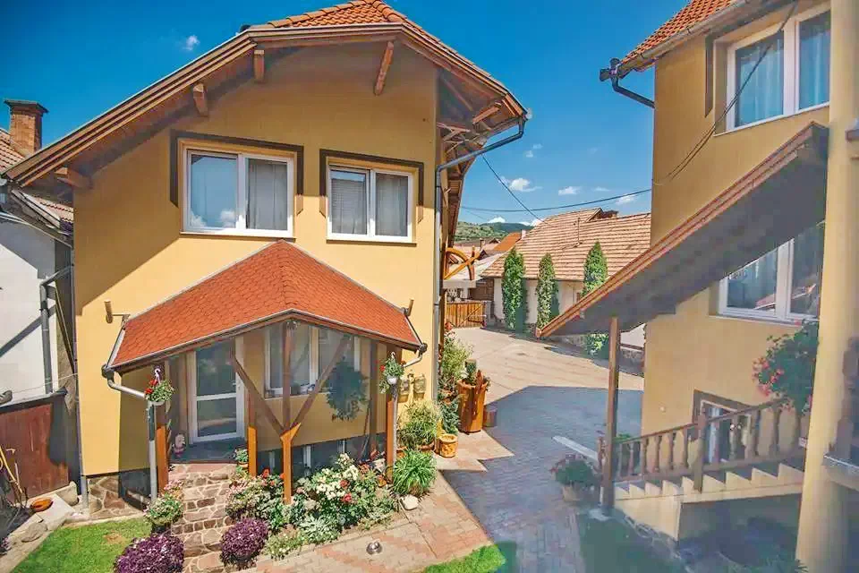 Corund Cazare | Pensiune (K0352-16) Imaginea poate fi supusă drepturilor de autor. Se recomandă contactarea titularului drepturilor.