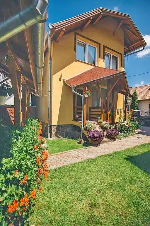 Corund Cazare | Pensiune (K0352-19) Imaginea poate fi supusă drepturilor de autor. Se recomandă contactarea titularului drepturilor.